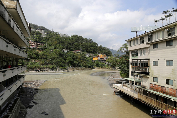 烏來老街：來去烏來住一晚 新北一日遊: 烏來老街 烏來溫泉 烏來吊橋 烏來瀑布 烏來纜車 台九線旅遊 檔車旅行