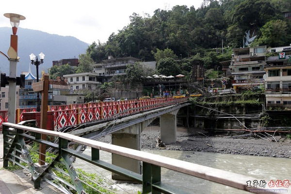 烏來老街：來去烏來住一晚 新北一日遊: 烏來老街 烏來溫泉 烏來吊橋 烏來瀑布 烏來纜車 台九線旅遊 檔車旅行