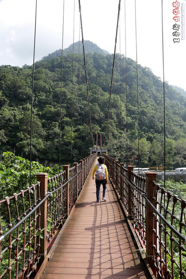 烏來老街：來去烏來住一晚 新北一日遊: 烏來老街 烏來溫泉 烏來吊橋 烏來瀑布 烏來纜車 台九線旅遊 檔車旅行