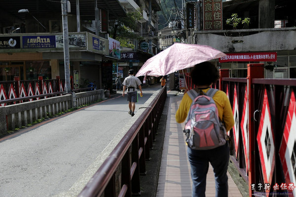 烏來老街：來去烏來住一晚 新北一日遊: 烏來老街 烏來溫泉 烏來吊橋 烏來瀑布 烏來纜車 台九線旅遊 檔車旅行