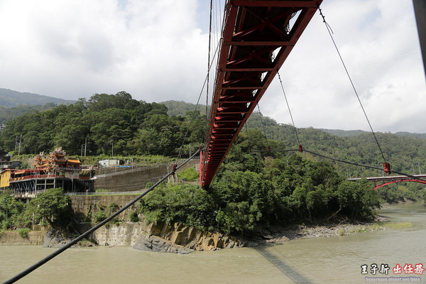 烏來老街：來去烏來住一晚 新北一日遊: 烏來老街 烏來溫泉 烏來吊橋 烏來瀑布 烏來纜車 台九線旅遊 檔車旅行
