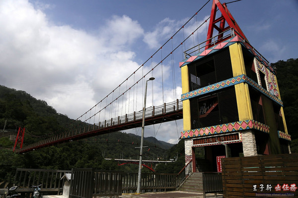 烏來老街：來去烏來住一晚 新北一日遊: 烏來老街 烏來溫泉 烏來吊橋 烏來瀑布 烏來纜車 台九線旅遊 檔車旅行