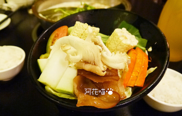 私宅打邊爐(長安店)：【南京復興│港式火鍋】『私宅打邊爐 / 長安店』肉質軟Q來著，手工丸子來店必點