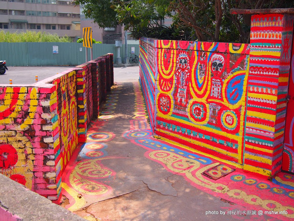 台中彩虹眷村：【景點】台中彩虹眷村&彩虹藝術公園@南屯 : 知名彩繪村？沒有想像中的有看頭,有主題的話可能會比較好!