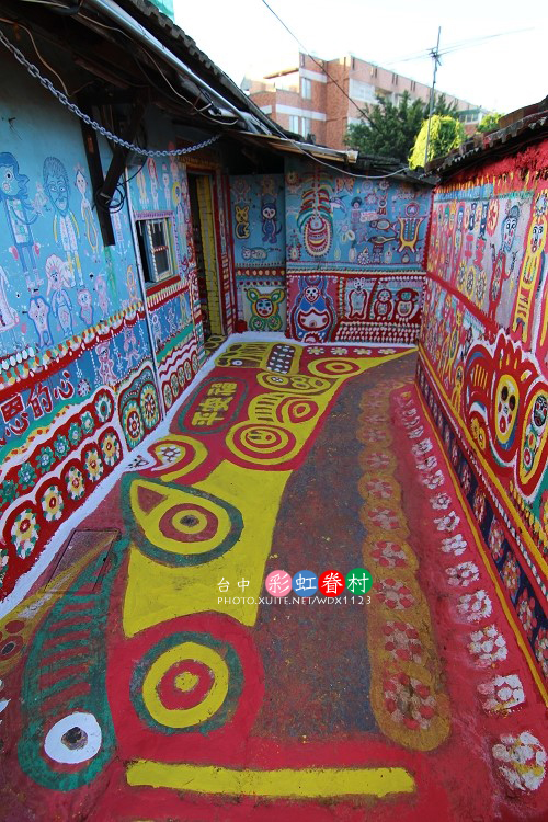台中彩虹眷村:電影『總舖師』華山引道壁畫~讓我想到✪彩虹眷村~102.08.26