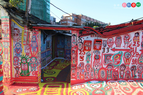 台中彩虹眷村:電影『總舖師』華山引道壁畫~讓我想到✪彩虹眷村~102.08.26