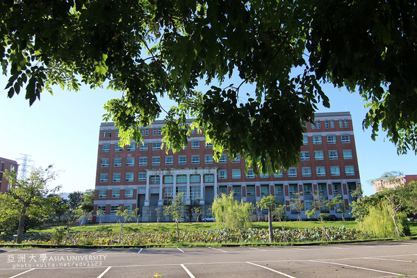 亞洲大學(ASIA UNIVERSITY)：晴空☼萬里無雲＆希臘羅馬式建築好壯觀好美✪亞洲大學✪偶像劇-親愛的，我愛上別人了~場景拍拍走~102.08.25