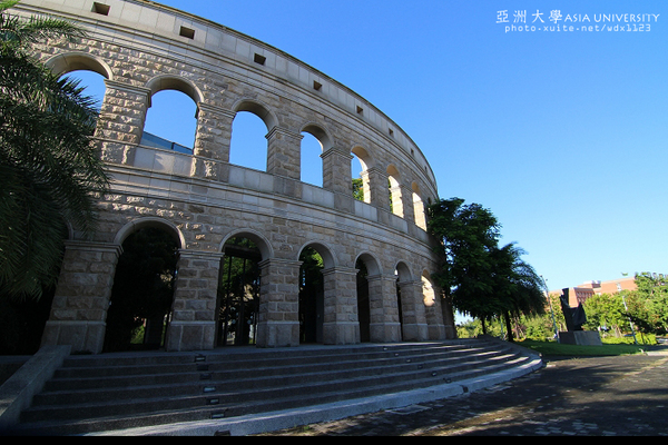 亞洲大學(ASIA UNIVERSITY)：晴空☼萬里無雲＆希臘羅馬式建築好壯觀好美✪亞洲大學✪偶像劇-親愛的，我愛上別人了~場景拍拍走~102.08.25