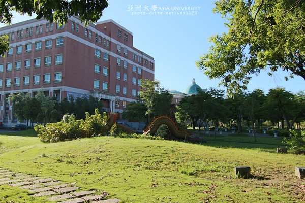 亞洲大學(ASIA UNIVERSITY)：晴空☼萬里無雲＆希臘羅馬式建築好壯觀好美✪亞洲大學✪偶像劇-親愛的，我愛上別人了~場景拍拍走~102.08.25