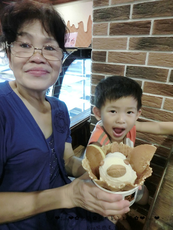 亞典菓子工場：【食記】oO。。宜蘭　宜蘭市　亞典菓子工場　冰淇淋、咖啡、年輪蛋糕、麵包、歐式建築、山寨村、一日遊　可愛又消暑的鴨鴨冰淇淋，大家要來吃看看喲～oO。o○。　