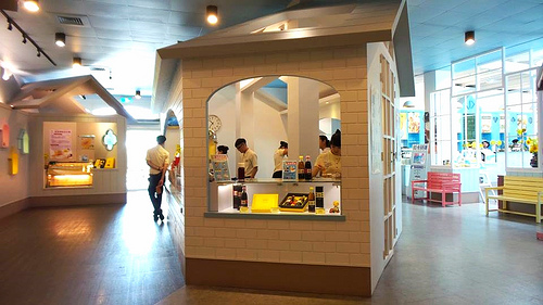 養蜂人家蜂采館：【宜蘭景點】免門票$$$養蜂人家蜂采館~兒童的戲憩區~雙心花圃造型~藍白色的餐廳異國風情