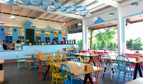 養蜂人家蜂采館：【宜蘭景點】免門票$$$養蜂人家蜂采館~兒童的戲憩區~雙心花圃造型~藍白色的餐廳異國風情