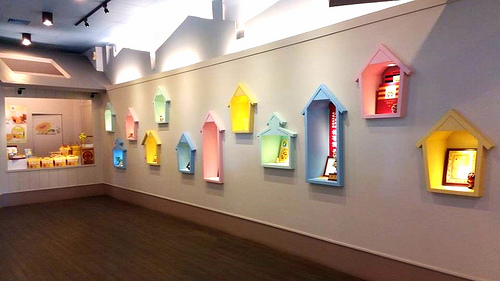 養蜂人家蜂采館：【宜蘭景點】免門票$$$養蜂人家蜂采館~兒童的戲憩區~雙心花圃造型~藍白色的餐廳異國風情