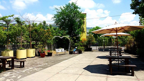養蜂人家蜂采館：【宜蘭景點】免門票$$$養蜂人家蜂采館~兒童的戲憩區~雙心花圃造型~藍白色的餐廳異國風情
