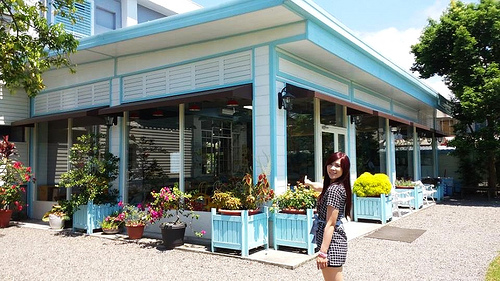 養蜂人家蜂采館：【宜蘭景點】免門票$$$養蜂人家蜂采館~兒童的戲憩區~雙心花圃造型~藍白色的餐廳異國風情