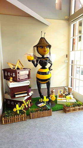 養蜂人家蜂采館：【宜蘭景點】免門票$$$養蜂人家蜂采館~兒童的戲憩區~雙心花圃造型~藍白色的餐廳異國風情