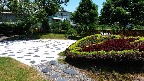 養蜂人家蜂采館：【宜蘭景點】免門票$$$養蜂人家蜂采館~兒童的戲憩區~雙心花圃造型~藍白色的餐廳異國風情
