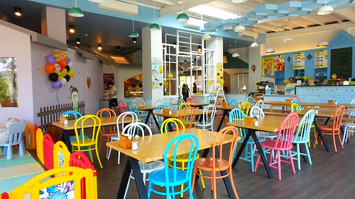 養蜂人家蜂采館：【宜蘭景點】免門票$$$養蜂人家蜂采館~兒童的戲憩區~雙心花圃造型~藍白色的餐廳異國風情