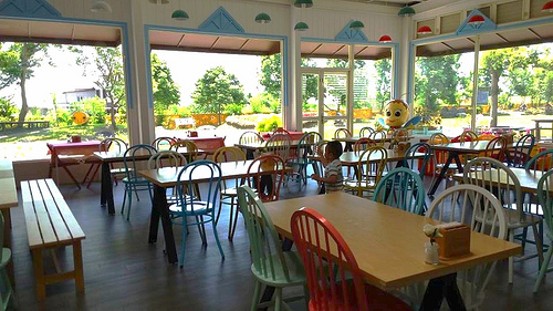 養蜂人家蜂采館：【宜蘭景點】免門票$$$養蜂人家蜂采館~兒童的戲憩區~雙心花圃造型~藍白色的餐廳異國風情