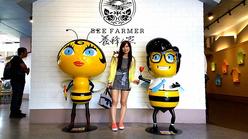 養蜂人家蜂采館：【宜蘭景點】免門票$$$養蜂人家蜂采館~兒童的戲憩區~雙心花圃造型~藍白色的餐廳異國風情