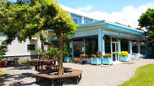 養蜂人家蜂采館：【宜蘭景點】免門票$$$養蜂人家蜂采館~兒童的戲憩區~雙心花圃造型~藍白色的餐廳異國風情