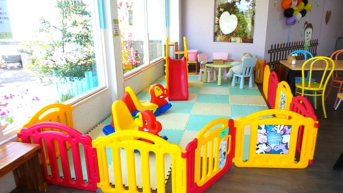 養蜂人家蜂采館：【宜蘭景點】免門票$$$養蜂人家蜂采館~兒童的戲憩區~雙心花圃造型~藍白色的餐廳異國風情