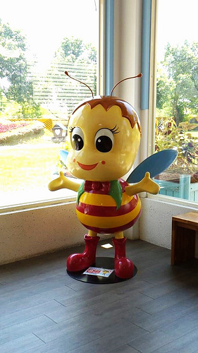 養蜂人家蜂采館：【宜蘭景點】免門票$$$養蜂人家蜂采館~兒童的戲憩區~雙心花圃造型~藍白色的餐廳異國風情