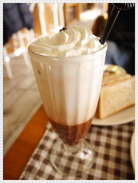 Ancre Cafe安克黑咖啡：【淡水】Ancre café 安克黑咖啡－當甜甜圈烙上了船錨圖案，沒想到好看又好吃呀！