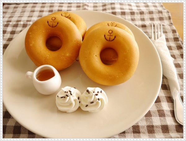 Ancre Cafe安克黑咖啡：【淡水】Ancre café 安克黑咖啡－當甜甜圈烙上了船錨圖案，沒想到好看又好吃呀！