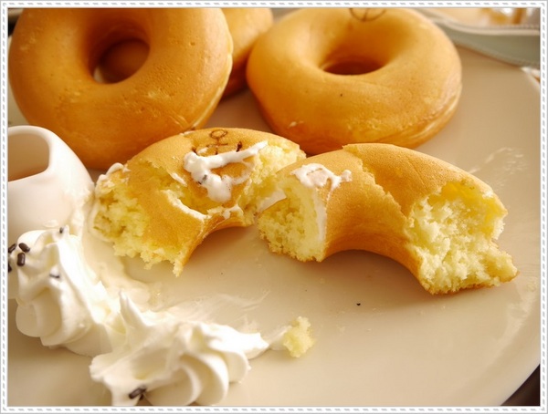 Ancre Cafe安克黑咖啡：【淡水】Ancre café 安克黑咖啡－當甜甜圈烙上了船錨圖案，沒想到好看又好吃呀！