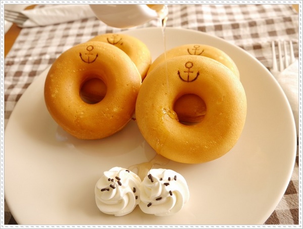 Ancre Cafe安克黑咖啡：【淡水】Ancre café 安克黑咖啡－當甜甜圈烙上了船錨圖案，沒想到好看又好吃呀！