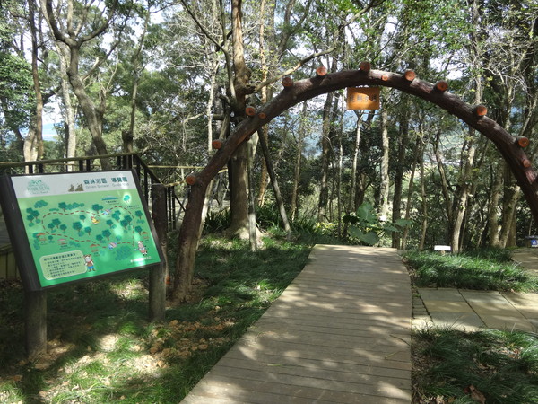 初鹿牧場：1020104[官本金文愛台灣]美麗的初鹿牧場有藍天白雲綠地黑白乳牛讓人心曠神怡(環境篇)