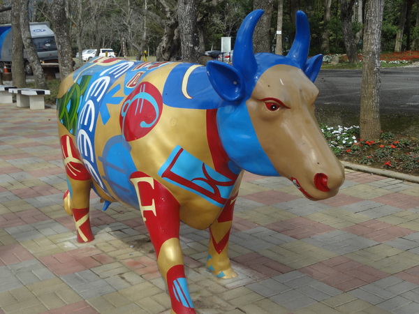 初鹿牧場：1020104[官本金文愛台灣]美麗的初鹿牧場有藍天白雲綠地黑白乳牛讓人心曠神怡(環境篇)