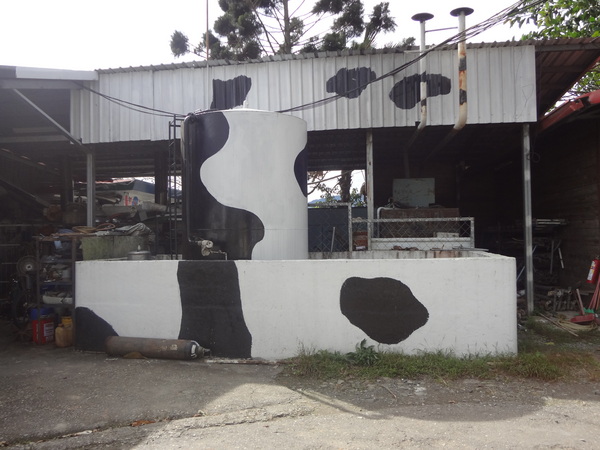 初鹿牧場：1020104[官本金文愛台灣]美麗的初鹿牧場有藍天白雲綠地黑白乳牛讓人心曠神怡(環境篇)