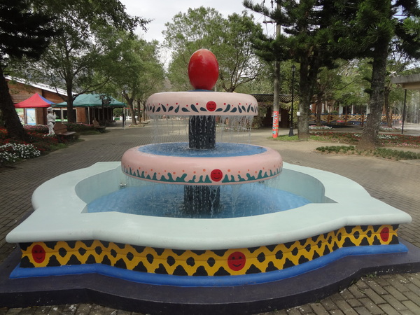 初鹿牧場：1020104[官本金文愛台灣]美麗的初鹿牧場有藍天白雲綠地黑白乳牛讓人心曠神怡(環境篇)