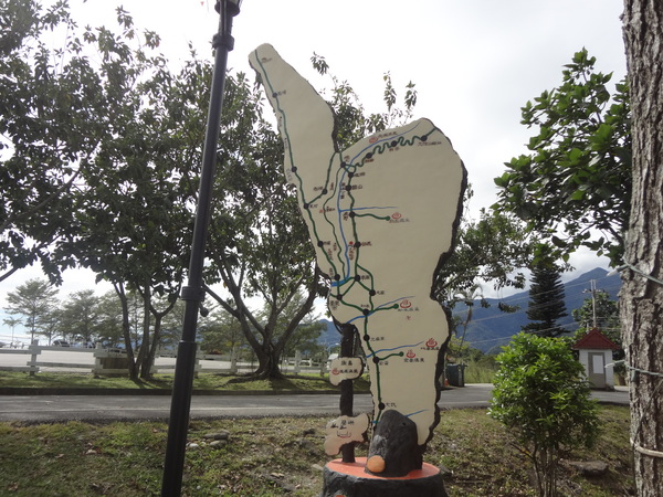 初鹿牧場：1020104[官本金文愛台灣]美麗的初鹿牧場有藍天白雲綠地黑白乳牛讓人心曠神怡(環境篇)