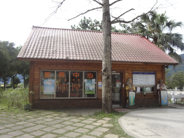 初鹿牧場：1020104[官本金文愛台灣]美麗的初鹿牧場有藍天白雲綠地黑白乳牛讓人心曠神怡(環境篇)