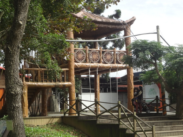 初鹿牧場：1020104[官本金文愛台灣]美麗的初鹿牧場有藍天白雲綠地黑白乳牛讓人心曠神怡(環境篇)