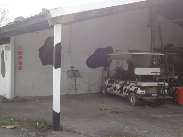 初鹿牧場：1020104[官本金文愛台灣]美麗的初鹿牧場有藍天白雲綠地黑白乳牛讓人心曠神怡(環境篇)