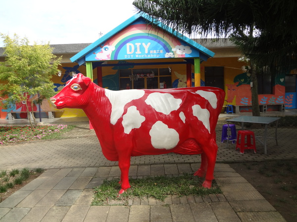 初鹿牧場：1020104[官本金文愛台灣]美麗的初鹿牧場有藍天白雲綠地黑白乳牛讓人心曠神怡(環境篇)