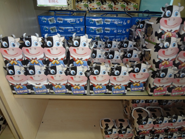 初鹿牧場：1020104[官本金文愛台灣]美麗的初鹿牧場有藍天白雲綠地黑白乳牛讓人心曠神怡(環境篇)