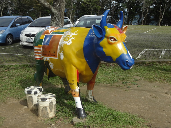 初鹿牧場：1020104[官本金文愛台灣]美麗的初鹿牧場有藍天白雲綠地黑白乳牛讓人心曠神怡(環境篇)