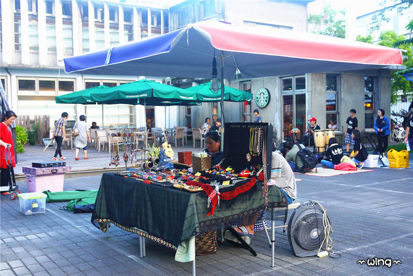 鐵花村：［台東］也有藍曬圖【誠品台東故事館】藍曬廣場。【鐡花村】音樂聚落‧慢市集熱氣球彩繪嘉年華