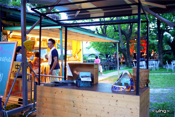 鐵花村：［台東］也有藍曬圖【誠品台東故事館】藍曬廣場。【鐡花村】音樂聚落‧慢市集熱氣球彩繪嘉年華