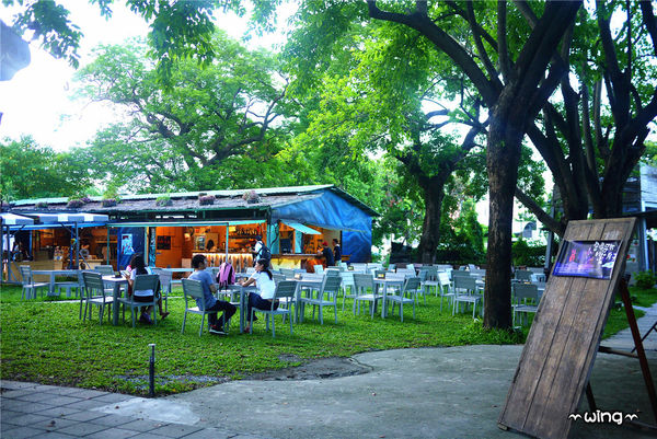 鐵花村：［台東］也有藍曬圖【誠品台東故事館】藍曬廣場。【鐡花村】音樂聚落‧慢市集熱氣球彩繪嘉年華