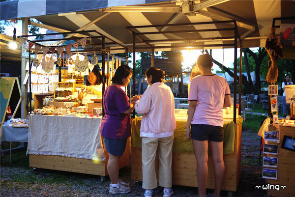 鐵花村：［台東］也有藍曬圖【誠品台東故事館】藍曬廣場。【鐡花村】音樂聚落‧慢市集熱氣球彩繪嘉年華