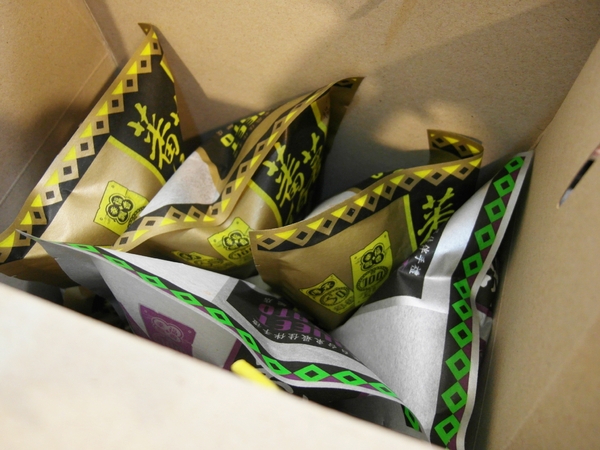 蕃薯伯楊記家傳地瓜酥:【團購/台東超夯伴手禮】傳承五十年載!蕃薯伯(楊記家傳地瓜酥) 地瓜酥&芋頭酥&地瓜蜜