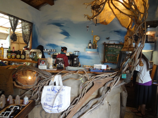 月光小棧：1020120[官本金文愛台灣]月光小棧的月光咖啡館女妖藝廊隱藏在深山中之美