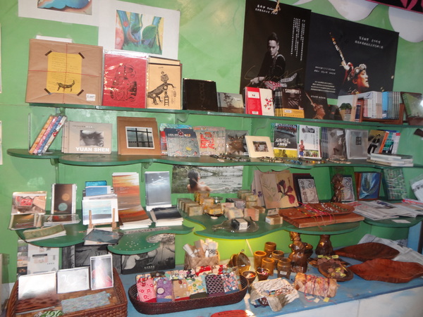 月光小棧：1020120[官本金文愛台灣]月光小棧的月光咖啡館女妖藝廊隱藏在深山中之美