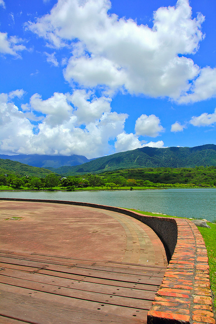 大坡池： [遊記]【台東池上鄉】大坡池。 藍天白雲與湖畔之美